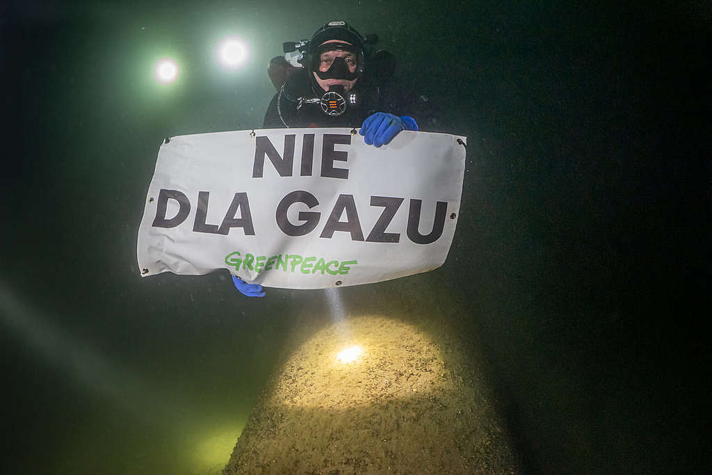 2022 年 5 月，綠色和平波蘭辦公室行動者於波羅的海北溪 1 號天然氣管道附近水域展示「向天然氣說不」橫額，促請各國停止倚賴化石燃料。 © Mariusz Czajka / Greenpeace
