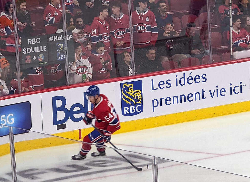 綠色和平行動者於蒙特利爾加拿大人對多倫多楓葉的 NHL 冰球賽事化身座上客，批評加拿大皇家銀行持續投資化石燃料項目，助長氣候危機。 © Toma Iczkovits / Greenpeace