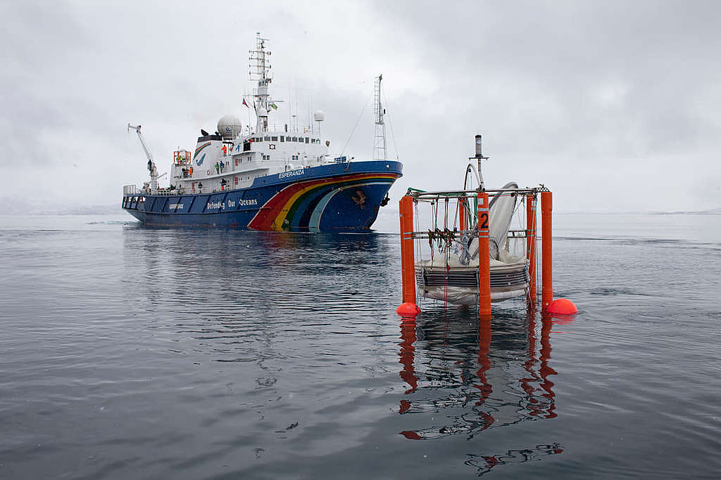 2010 年，綠色和平船艦希望號與德國海洋科學家合作，於北冰洋設置 9 個中觀生態池（mesocosms），蒐集當時仍然稀缺的北極海洋酸化數據。 © Nick Cobbing / Greenpeace