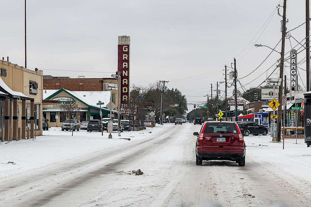 美國德州達拉斯去年初受異常暴風雪和寒流侵襲，原本氣溫約 15°C 的地區竟錄得 -10°C 低溫。© jmanaugh3 / shutterstock.com