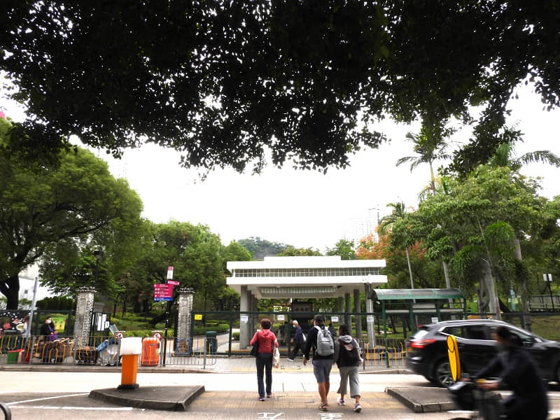 從李基紀念醫局橫過馬路,可從樂善亭附近大門進入賈炳達道公園。 © helen yip