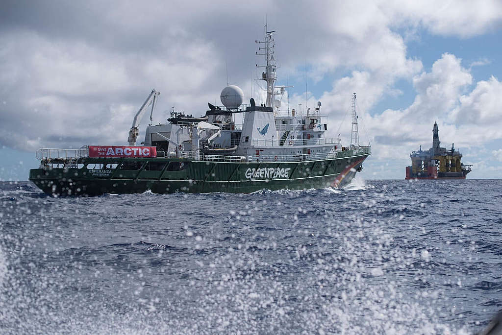 綠色和平船艦希望號，成功追蹤一部由歐洲被運到北美洲加拿大、用作跨山輸油管道擴建工程的機器。 © Vincenzo Floramo / Greenpeace