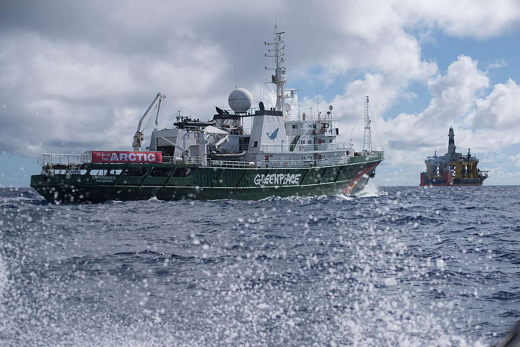綠色和平船艦希望號,成功追蹤一部由歐洲被運到北美洲加拿大、用作跨山輸油管道擴建工程的機器。 © Vincenzo Floramo / Greenpeace
