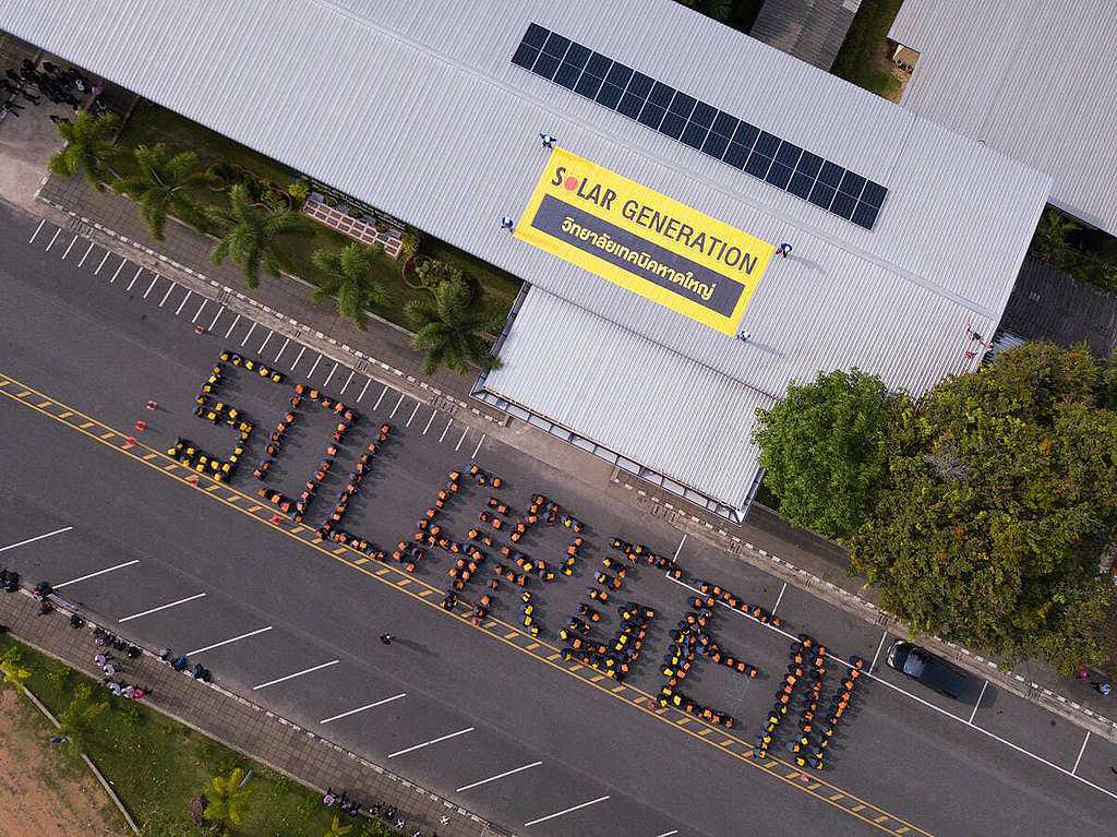 2022 年 8 月 23 日,綠色和平協助合艾職業技術學校(Hatyai Technical College)興建的太陽能天台落成,學校師生砌出「太陽能世代」(SOLARGEN)字眼,迎接可再生能源潮流。 © Roengchai Kongmuang / Greenpeace