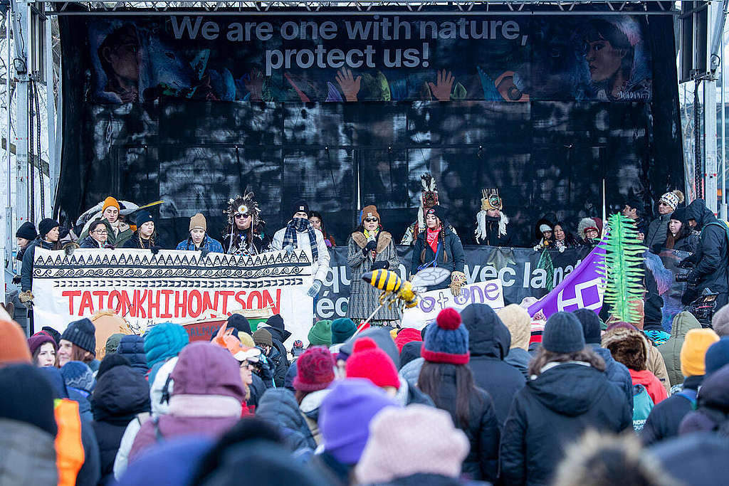 2022 年 12 月 10 日，原住民代表團率領過百個魁北克及國際公民社會組織集體發聲，促請出席蒙特利爾 COP15 的各國代表就《昆明-蒙特利爾生物多樣性框架》認真磋商。 © Greenpeace / Toma Iczkovits