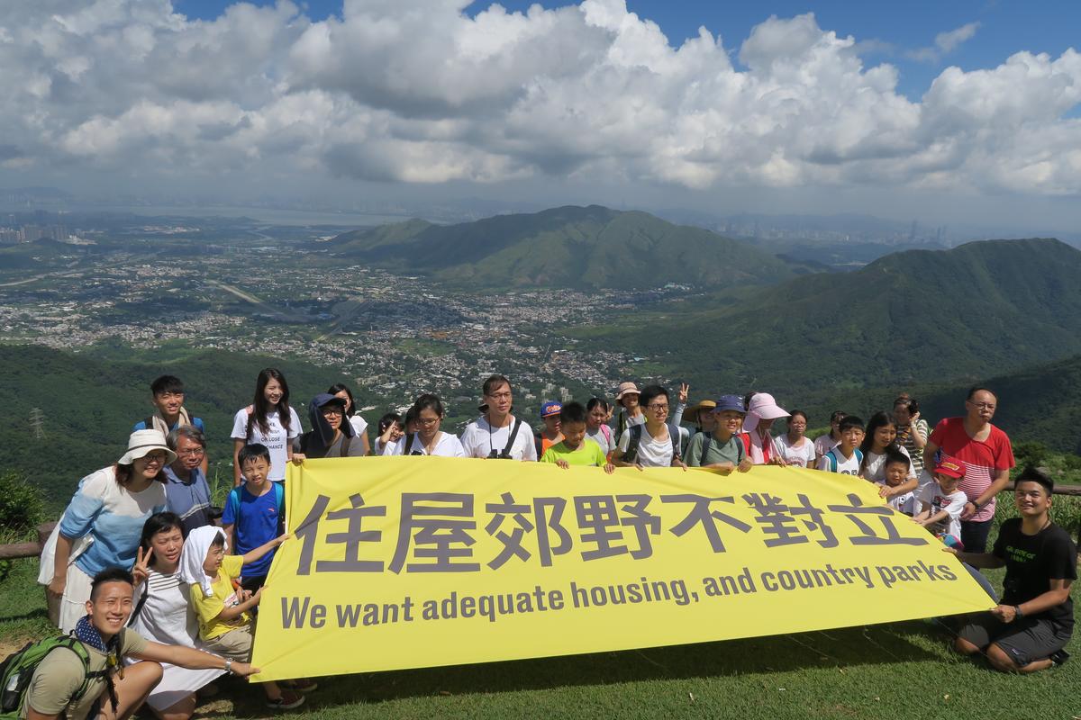 綠色和平曾聯同關注基層的社區團體，合辦郊野生態導賞活動，與約三十名街坊俯瞰新界棕地了解其建屋潛力。綠色和平認為滿足基層市民住屋需要和保護郊野並無矛盾，望政府優先發展棕地。© Greenpeace