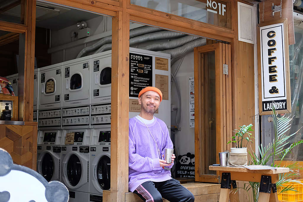 Katol 把設計品味融入洗衣咖啡店，並繼 2019 年推出自家借還杯服務後，再次透過參與綠色和平重用杯計劃，實行源頭減廢。 © Greenpeace / Chloe Chan