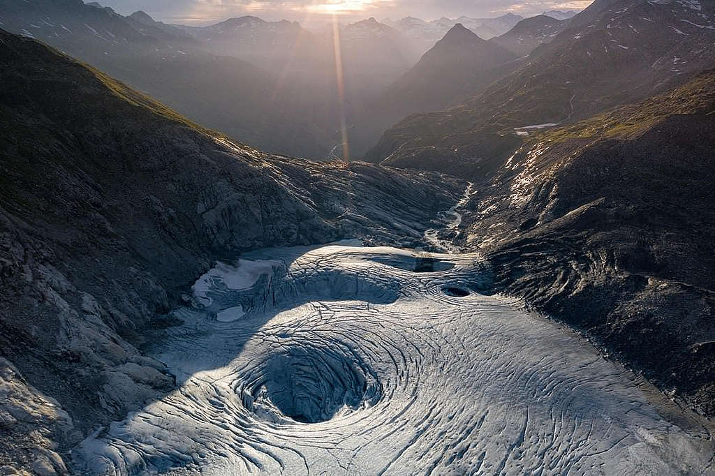 2019 年，綠色和平奧地利「氣候危機之旅」首次將這冰川納入記錄（圖）。該處曾經是當地最大冰川 Venediger kees-es 的一部份，但在 2019 至 2022 年短短三年間，急促萎縮了 60 至 100 米。綠色和平去年 8 月拍攝的最新圖片顯示冰川湖已明顯成形，普遍相信「冰川舌」（the glacier tongue）已死亡或斷裂。 © Mitja Kobal / Greenpeace
