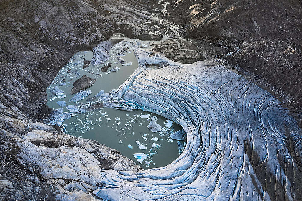 2019 年，綠色和平奧地利「氣候危機之旅」首次將這冰川納入記錄。該處曾經是當地最大冰川 Venediger kees-es 的一部份，但在 2019 至 2022 年短短三年間，急促萎縮了 60 至 100 米。綠色和平去年 8 月拍攝的最新圖片顯示冰川湖已明顯成形（圖），普遍相信「冰川舌」（the glacier tongue）已死亡或斷裂。 © Mitja Kobal / Greenpeace