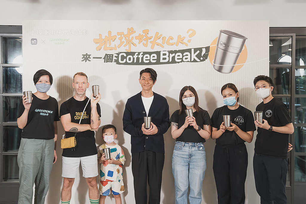 Leanne（左）與綠色和平重用杯借還計劃大使周國賢（中）及參與咖啡店代表，於「地球好Kick Coffee Break With Endy」活動推廣重用系統理念。 © Greenpeace / Waiho Ng