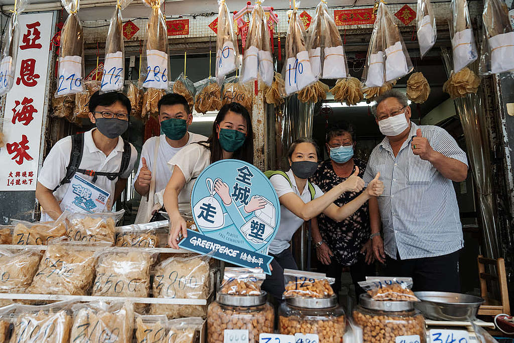 綠色和平過去兩年舉辦不同走塑店鋪招募、社區實驗與重用杯借還計劃，凝聚全港環保「同路人」店鋪，壯大社區走塑力量。 © Greenpeace / Tang Yan