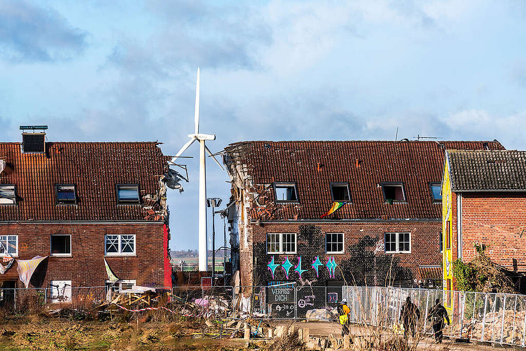 2023 年 1 月 15 日，呂策拉特村完成清場行動後，從拆毀房屋之間露出的縫隙，隱約可見遠處的風力發電場。 © Bernd Lauter / Greenpeace