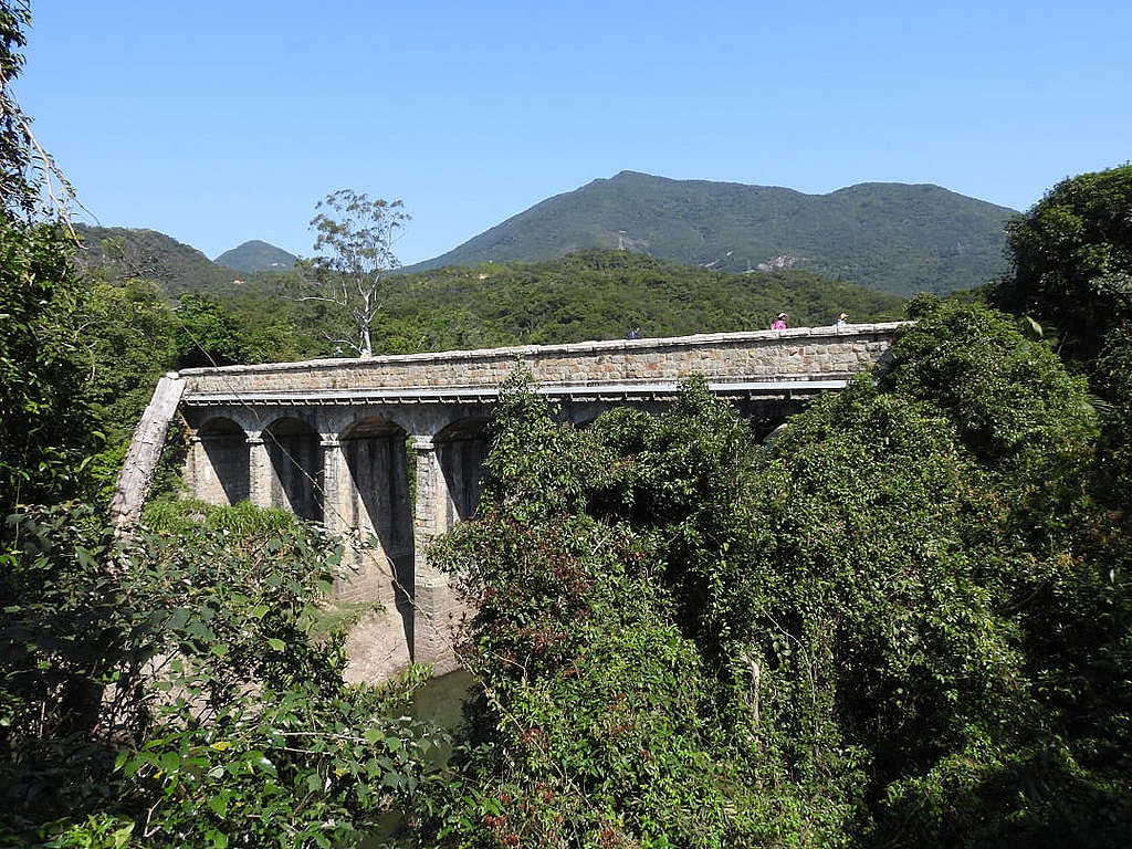 大潭中水塘興建於 1904 到 1907 年間，其水壩和水掣房近年列為法定古蹟。本港殖民年代的水務設施，建築宏大令人懾服，我更愛其採用相信皆是香港本土的石材—花崗岩。 © helen yip