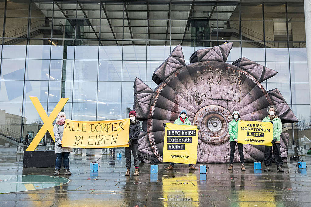 2021 年 11 月，綠色和平遞交 15 萬人支持保留呂策拉特村的聯署，促請德國當局煞停褐煤礦場擴建項目。 © Sina Niemeyer / Greenpeace