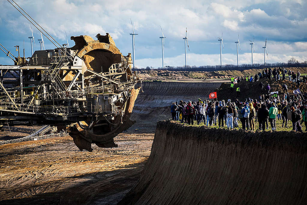2023 年 1 月 10 日，氣候行動者於呂策拉特村發起氣候遊行，期間途經 RWE 的斗輪挖掘機（bucket wheel excavator）。 © Bernd Lauter / Greenpeace