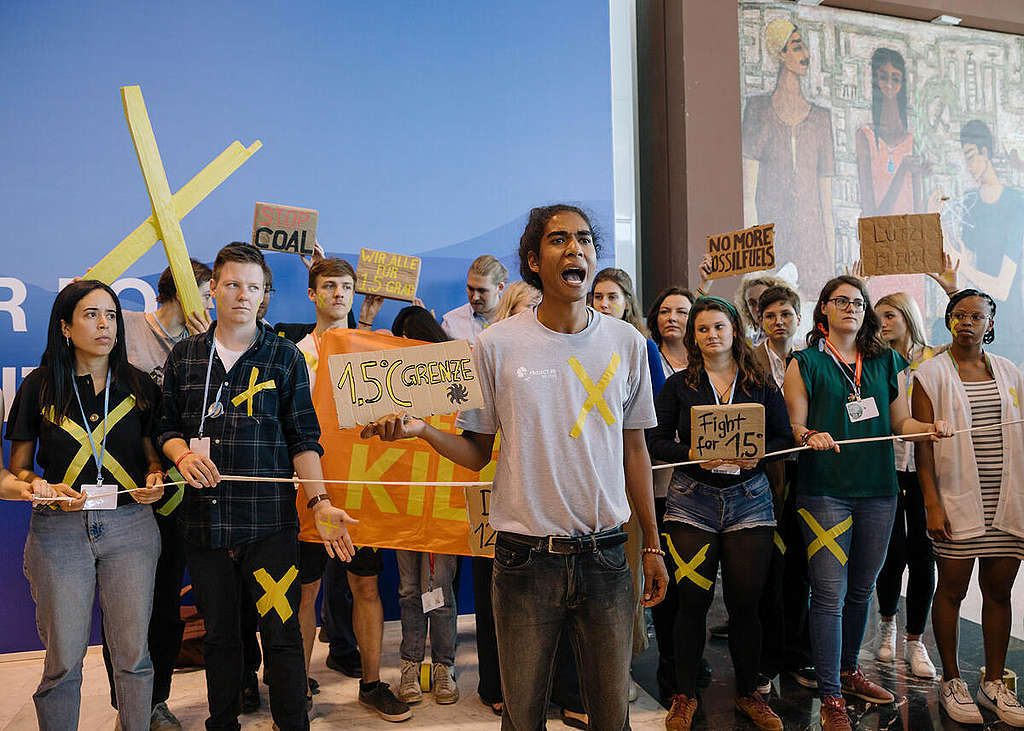 「黃色交叉」成為守護呂策拉特村的團結象徵，一批年輕氣候行動者去年 11 月在聯合國氣候變化大會（COP27）會場外聲援，促請與會領袖以具體行動兌現控制升溫 1.5°C 承諾。 © Marie Jacquemin / Greenpeace