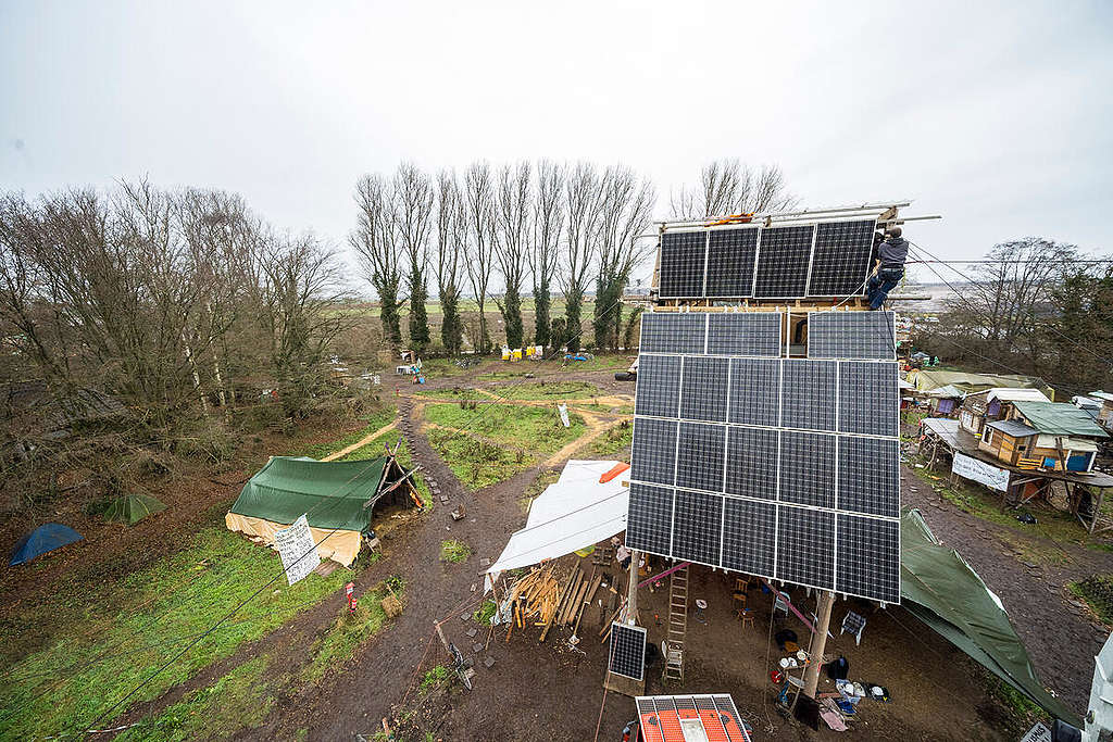 綠色和平德國辦公室及關注團體在呂策拉特村安裝太陽能供電系統，幫助當地社區進一步實踐低碳生活，展示自給自足的可能性。 © Bernd Lauter / Greenpeace