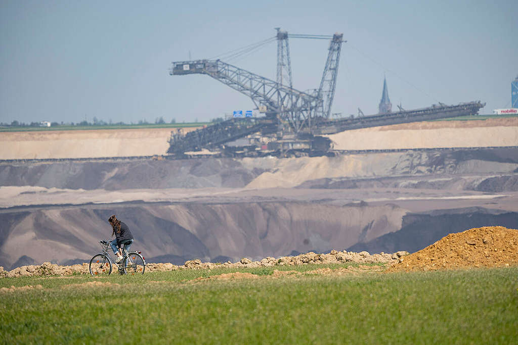 有研究顯示，Garzweiler 褐煤礦場是全球 425 個潛在「碳炸彈」之一，總碳排放量高達 13 億噸，更勢將成為壓垮德國耗盡「碳預算」，違背《巴黎協議》承諾的最後一根稻草。 © Bernd Lauter / Greenpeace