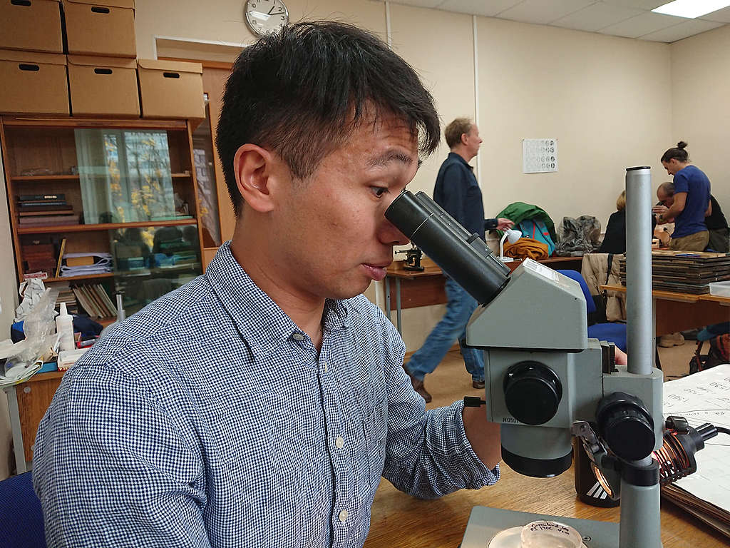 筆者在俄羅斯聖彼得堡大學攻讀第二個碩士「極地海洋研究」,將北冰洋海床的沉積物分類。 © Wilson Cheung