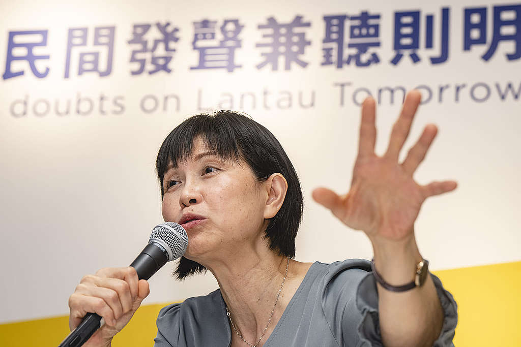 伍美琴於《明日大嶼廿質問》意見書記者會上，指出香港現時土地和房屋政策的問題，源於規劃不當、分配不均。 © Greenpeace