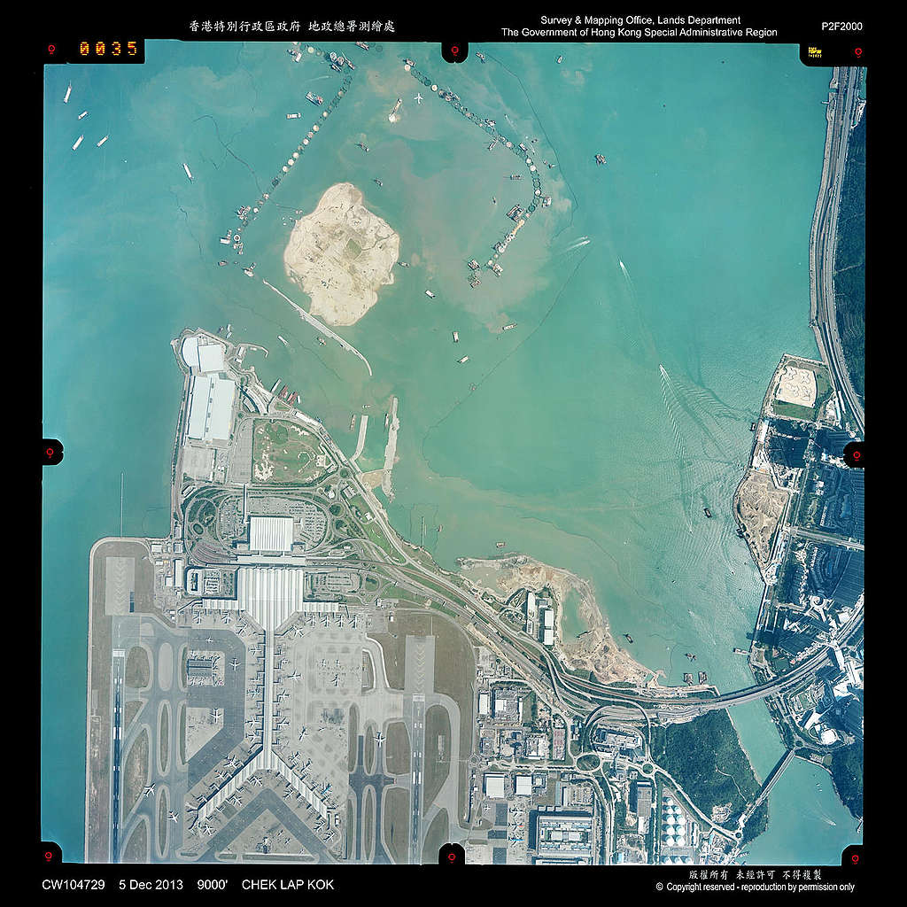 參考 2013 年衛星圖片，港珠澳大橋人工島將鋼筒插入海床時攪起海底淤泥。 圖片來源：地政總署
