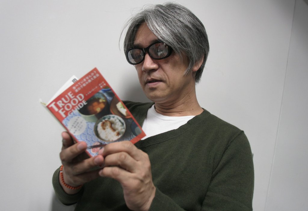 除了反核與森林保育議題,坂本龍一亦曾聲援綠色和平就基因改造食品的倡議。