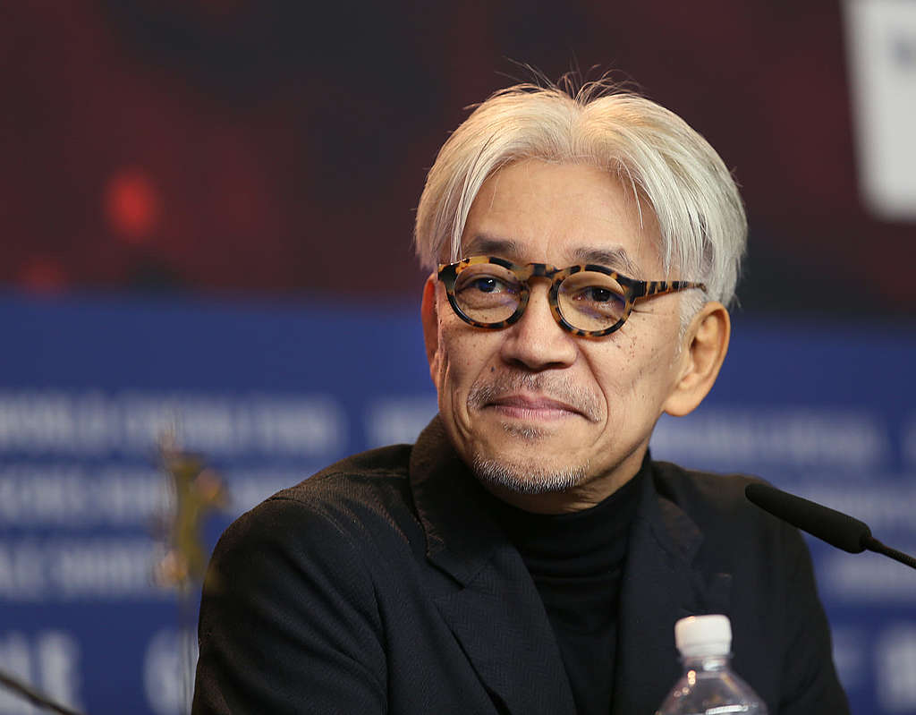 日本音樂大師坂本龍一積極參與政治與社會事務，在環保方面特別關注反核、森林保育、可再生能源等議題。 © Denis Makarenko / shutterstock.com