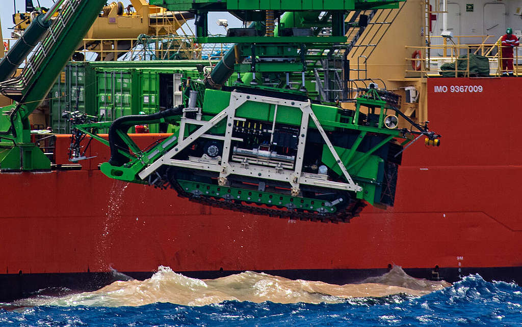 2021 年，綠色和平船艦彩虹勇士號於太平洋直擊深海採礦測試失誤，重達 25 噸的機器直墜海床，打撈期間海面一片污濁。 © Marten van Dijl / Greenpeace