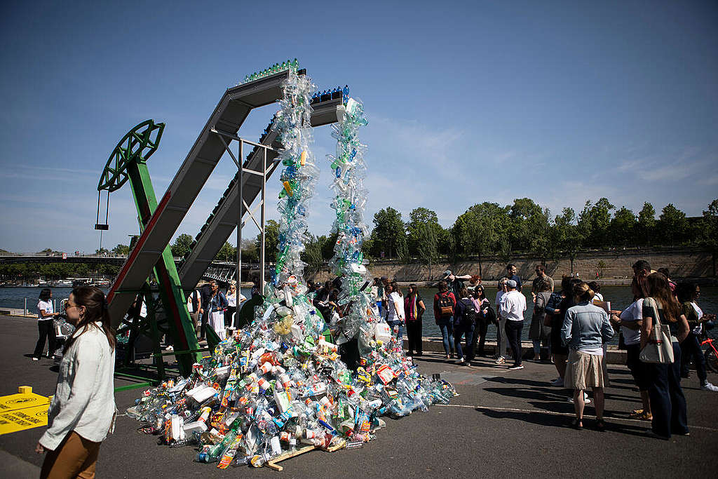 綠色和平與藝術家 Benjamin Von Wong 聯手在巴黎塞納河畔設置 5 米高的 "#PerpetualPlastic Machine"（塑膠永動機），象徵化石能源企業持續生產即棄塑膠，帶來環境污染，促請《全球塑膠公約》與會領袖從源頭遏止塑膠污染。 © Ollie Harrop / Greenpeace