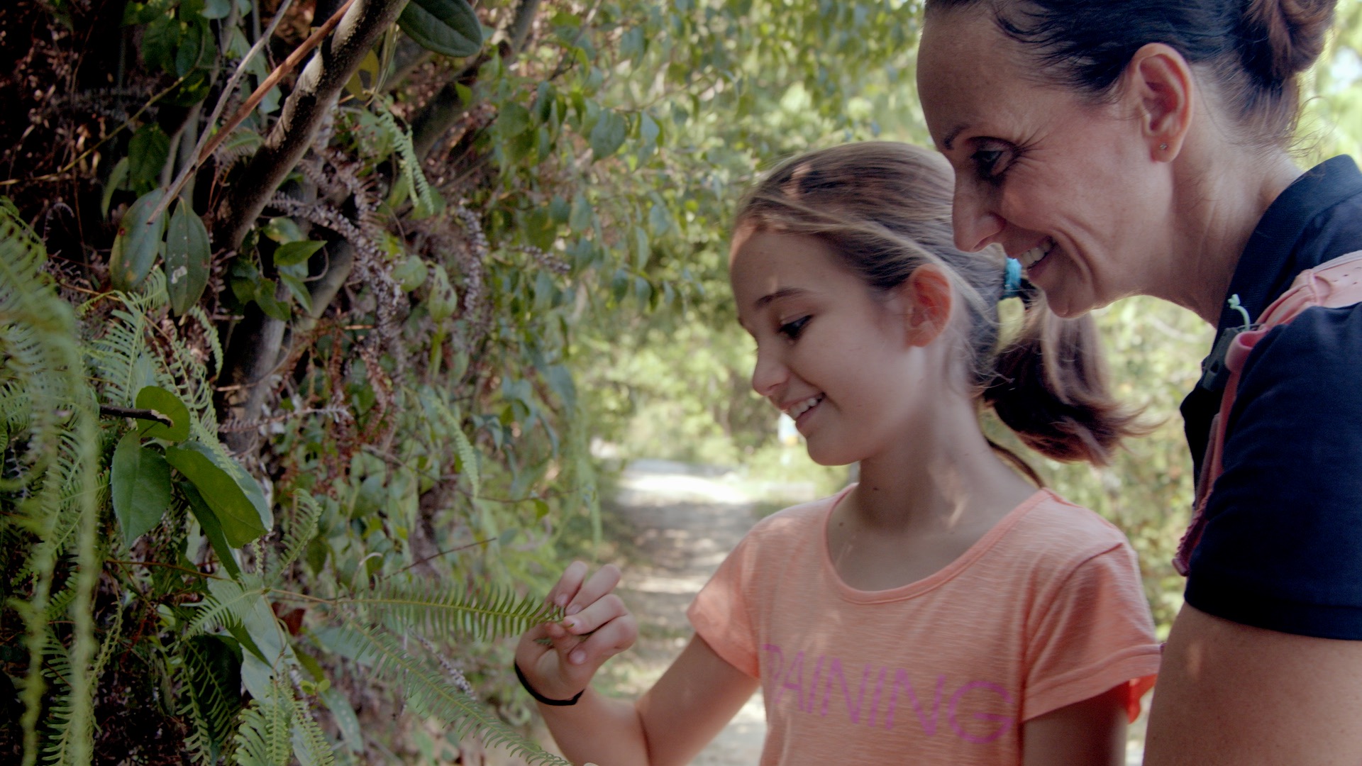 Sabrina 和 Clement 閒時喜歡帶女兒 Kelia 親親大自然，遊走大嶼山山徑高峰。© Greenpeace