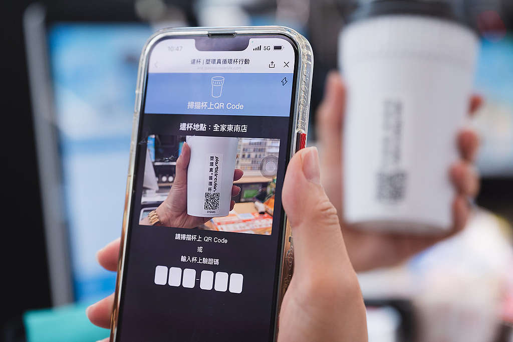 顧客透過手機通訊軟件，可在超過 400 間全家便利店門市借用重用杯，成為即棄餐具的環保替代方案。 © Greenpeace