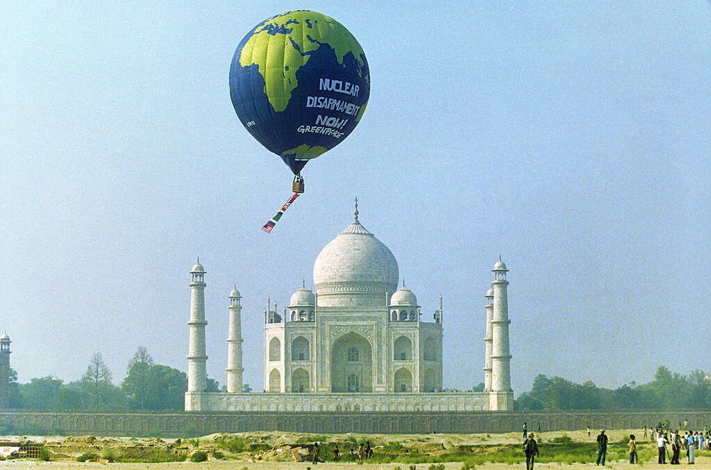 1998 年 1 月，綠色和平熱氣球在印度泰姬陵上空展示「核裁軍」（Nuclear Disarmament Now!）訊息，反對印度進行核試。 © Greenpeace / Steve Morgan