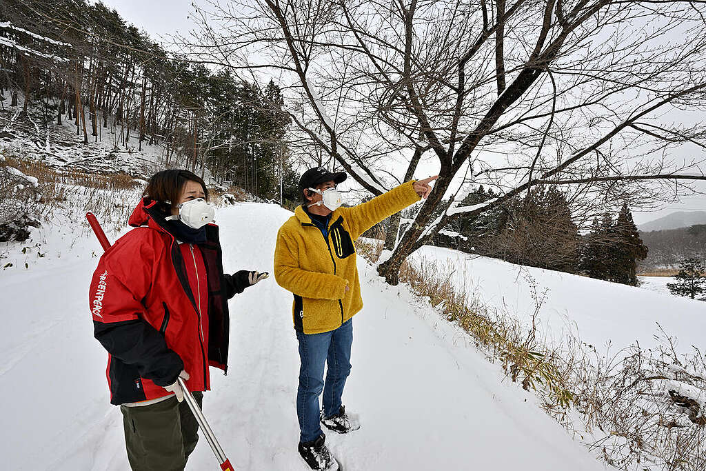 2023 年 1 月，綠色和平調查團隊前往福島飯舘村，在當地居民安齋徹陪同下持續監測其祖屋周遭的輻射水平。 © Ryohei Kataoka / Greenpeace