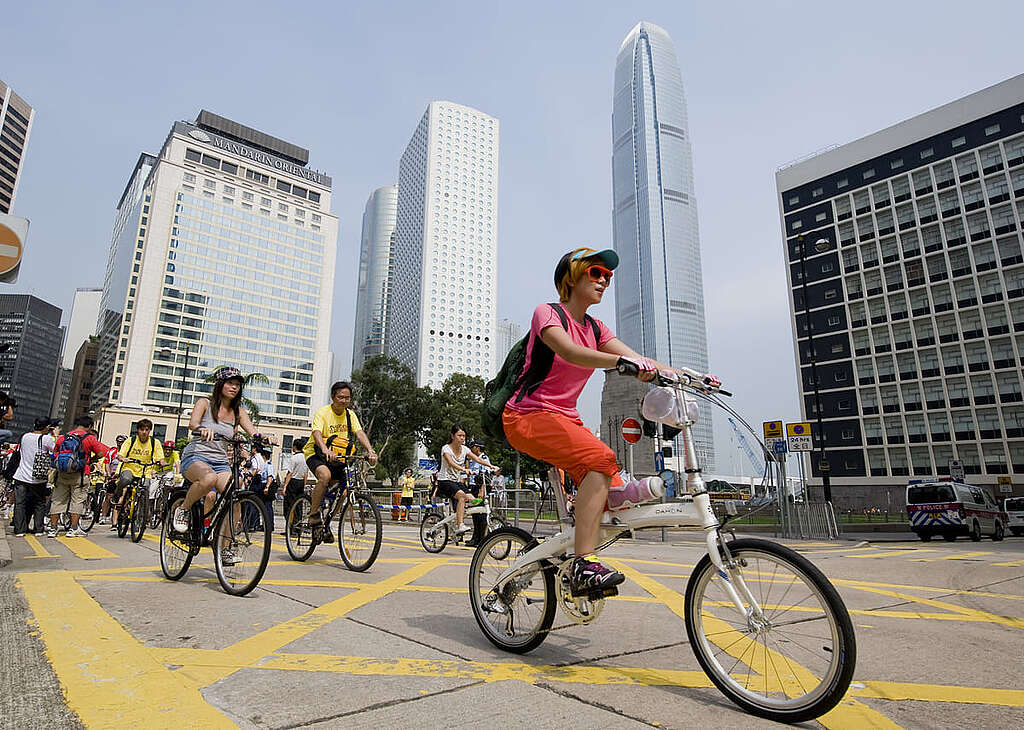 綠色和平 2009 年首次將無車日活動引入香港，聯同過百名市民以單車暢遊港島鬧市，享受十公里零排放旅程。 © Greenpeace