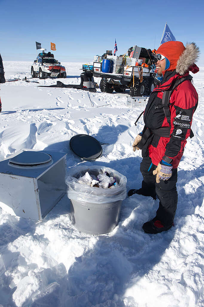 在一個月的南極遠征裡，沒有人願意處理大便，筆者唯有自告奮勇，當上保持冰原潔淨的「環境主任」。 © Wilson Cheung