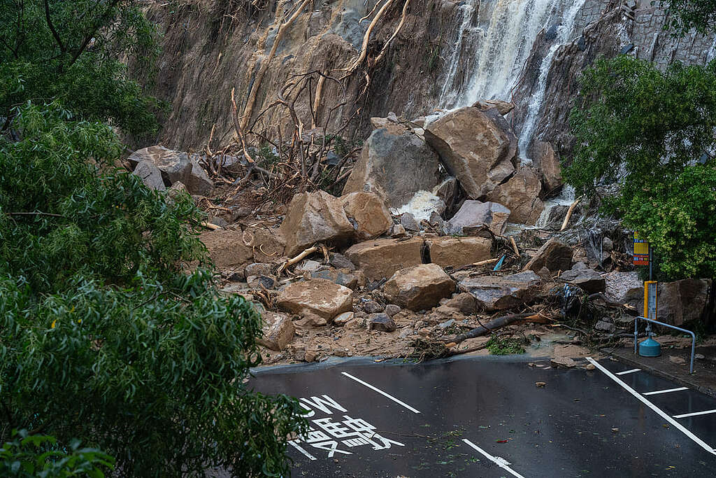 黑色暴雨警告生效超過 16 小時，期間筲箕灣耀東邨對開的柏架山發生山泥傾瀉，巨石滾落並堵塞路面。 © Greenpeace