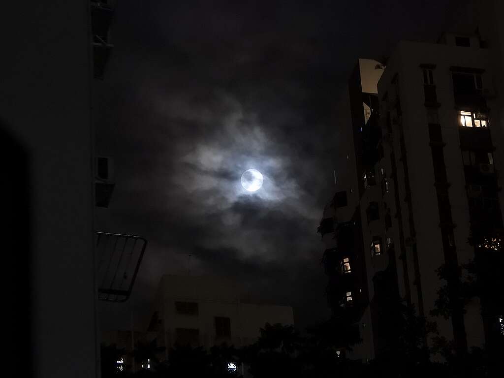 2023 年 8 月 31 夜，颱風「蘇拉」陰霾中的超級藍月。© helen yip