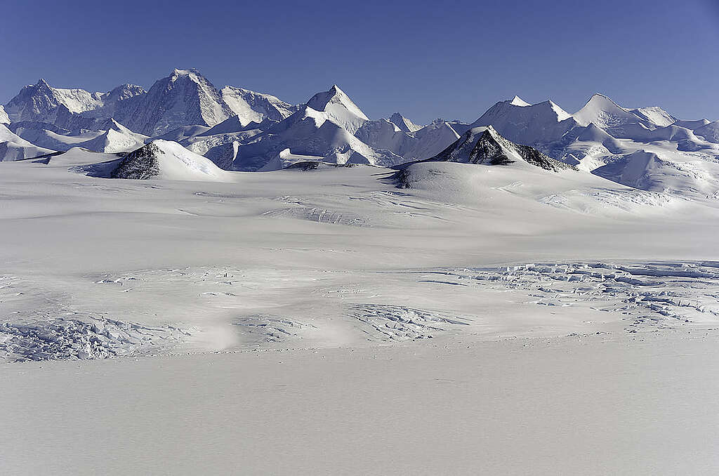 南極埃爾斯沃思山脈（Ellsworth Mountains）一座猶如金字塔的山峰，引來網民無限猜想。 © Public domain / NASA