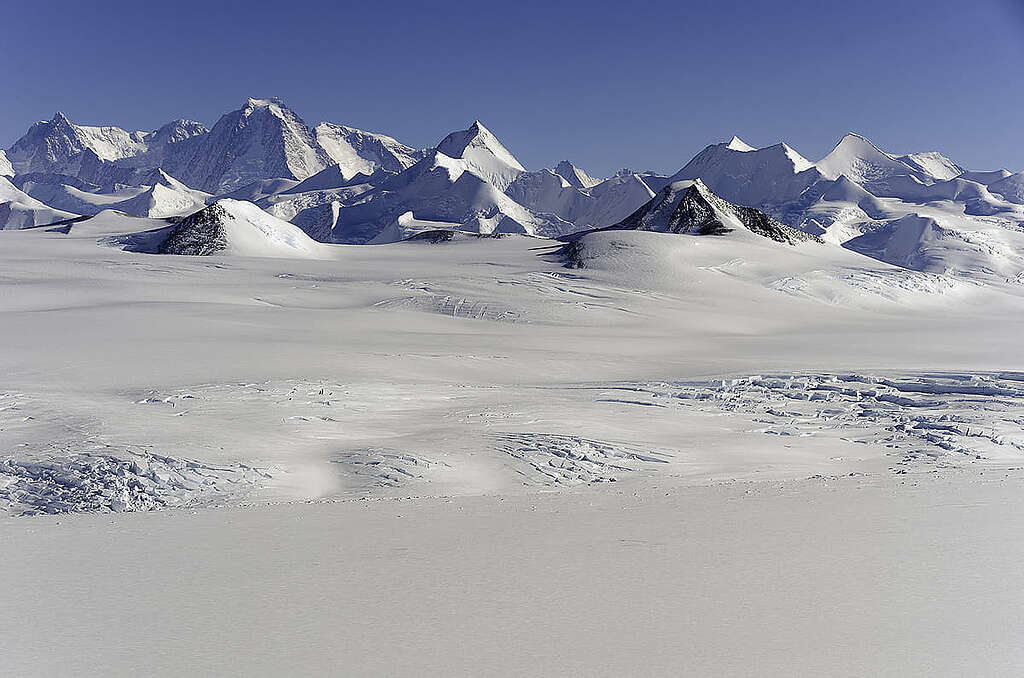 南極埃爾斯沃思山脈(Ellsworth Mountains)一座猶如金字塔的山峰,引來網民無限猜想。 © Public domain / NASA