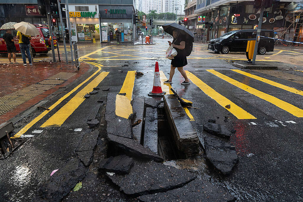 香港 2023 年屢破極端天氣紀錄，其中 9 月初接連發出十號風球及黑色暴雨警告，多區市面承受不同程度的破壞，有需要提升應對氣候變化能力。 © Greenpeace