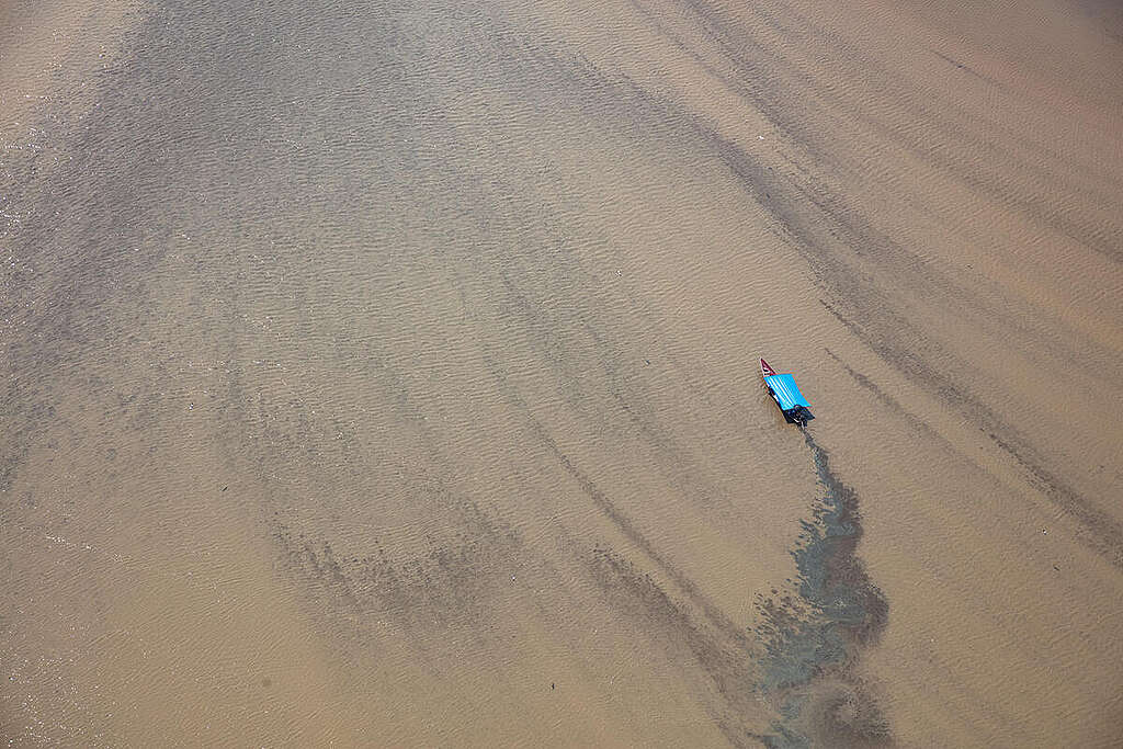 受極端乾旱影響，巴西亞馬遜州的湖泊 Cabaliana Lake 猶如一片荒漠，船隻難以前行。 © Marizilda Cruppe / Greenpeace