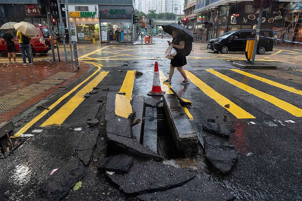 2023 年 9 月，香港錄得世紀暴雨，其中筲箕灣有路面塌陷，警示香港須提升應對氣候變化能力。 © Hei / Greenpeace