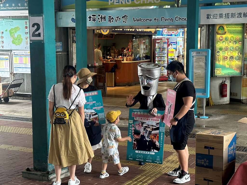綠色和平社區拓展團隊化身象徵「源」頭減廢的吉祥物阿源,四出推廣重用杯借還計劃,邀請更多市民體驗重用代替即棄,一樣便捷且更環保。 © Greenpeace