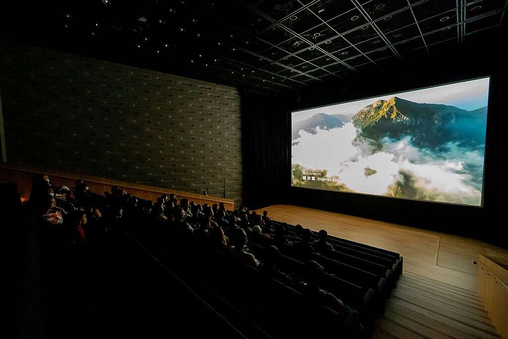 2023 年 12 月,綠色和平於中環大館舉行相「嶼」一刻:山・海・大嶼影像展,精彩活動包括四場《山海大嶼》紀錄片放映會,帶領觀眾了解大嶼山豐富生物多樣性、值得香港人驕傲的一面。 © Greenpeace