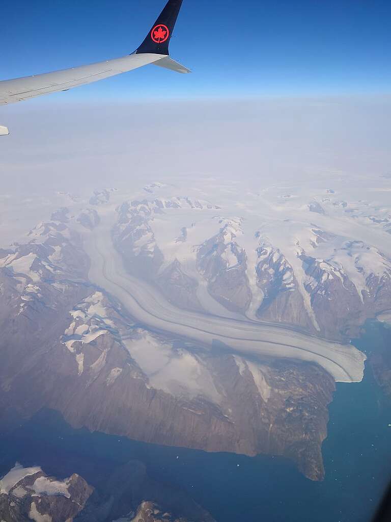 從歐洲飛往北美洲，中途必定經過格陵蘭冰蓋，並清楚見得到連接冰蓋南部最高點 3,000 米的 Thrym Glacier 。 © Wilson Cheung