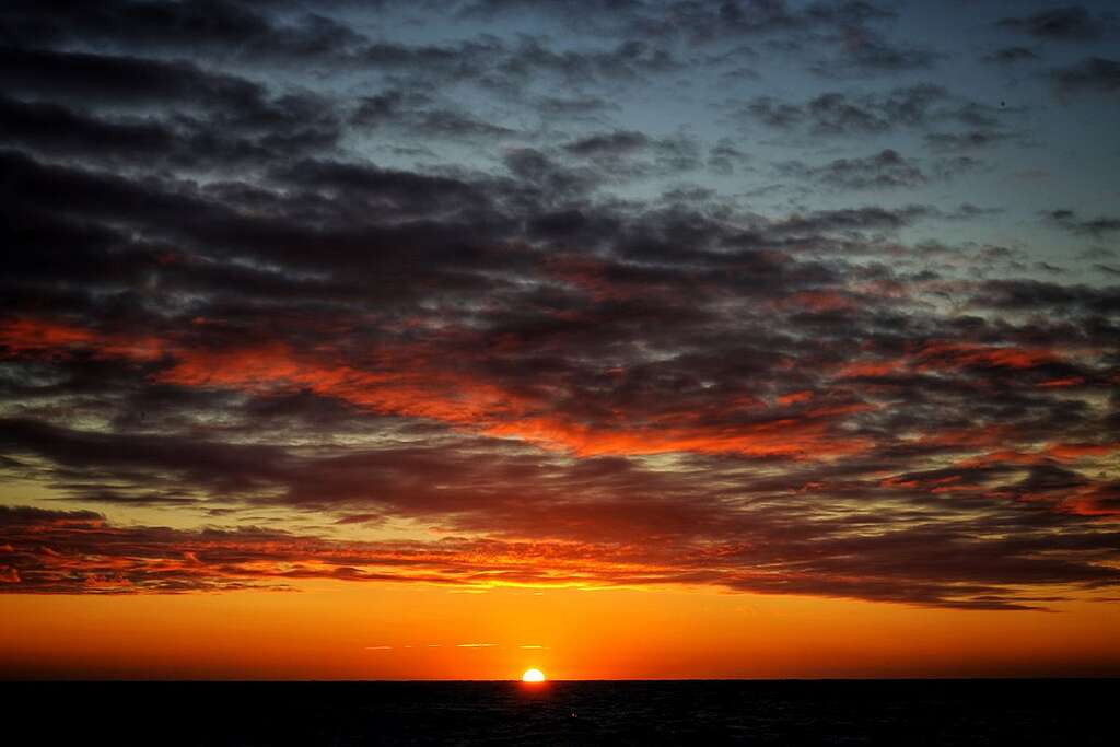 在壯麗的北極夕陽下，我作為一位極地冰川學家，又可以做到什麼呢？ © Wilson Cheung