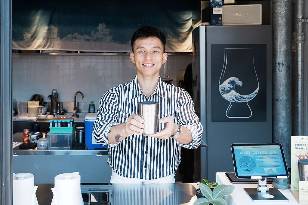 Arthur 相信綠色和平重用杯借還計劃的 Web App 更新,可以吸引更多顧客開展借用環保杯第一步。 © Greenpeace