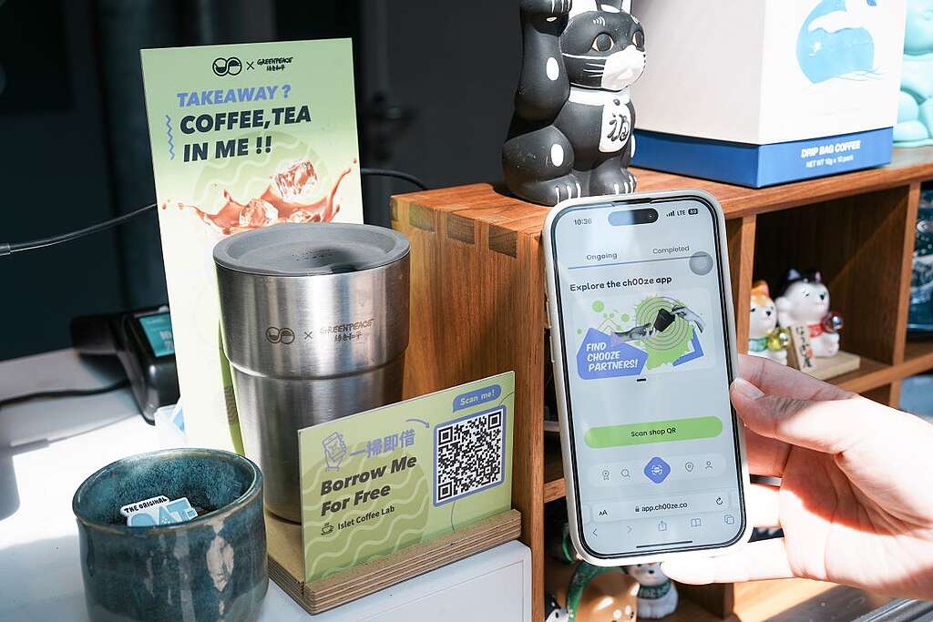 Islet Coffee Lab 在收銀處當眼位置展示綠色和平重用杯借還計劃的宣傳品，鼓勵顧客「一 scan 即借」，選擇重用代替即棄。 © Greenpeace