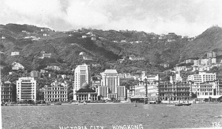 1954 年的維多利亞港北岸，中區海旁可見第三代匯豐總行（中），最高法院在右前方，法院前方有和平紀念碑，大會堂尚未出現。 （圖片來源：政府檔案處線上展覽）
