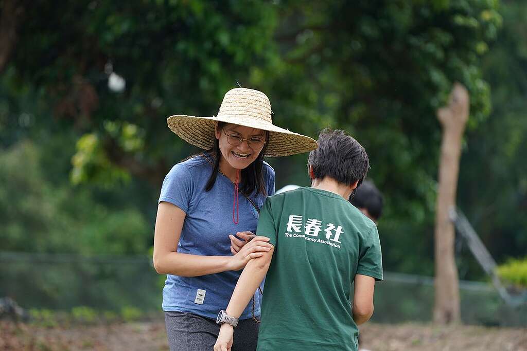 Anniqa 是 Kami 的好朋友,也是長春社的義工,幫忙帶領活動。©ABCAT / Greenpeace